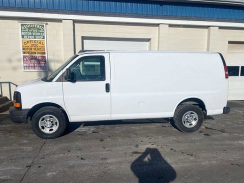 Used 2017 Chevrolet Express 2500 image 4