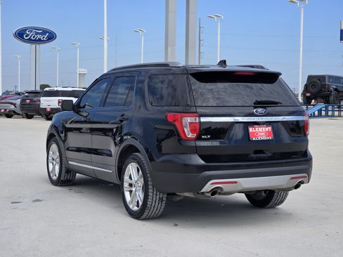 Used 2017 Ford Explorer XLT w/ Equipment Group 202A FWD image 5