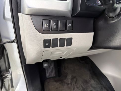 Used 2017 Toyota Highlander Plus FWD image 11