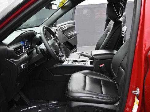 Used 2020 Ford Explorer XLT w/ Equipment Group 202A AWD/4WD image 16
