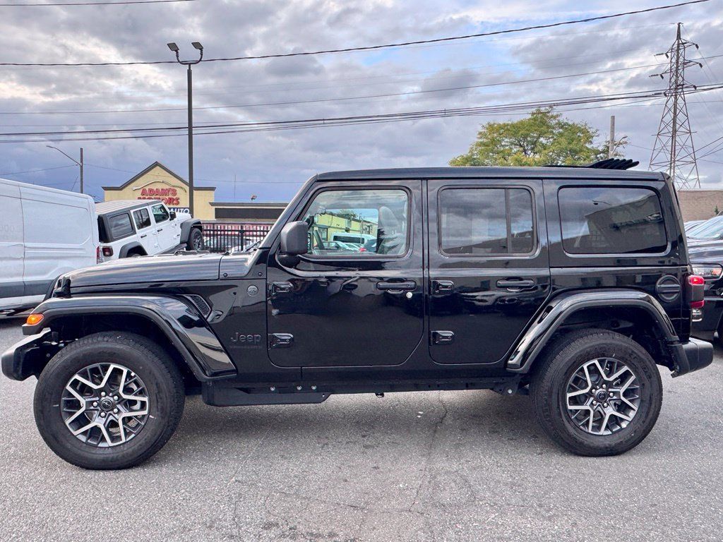 Used 2026 Jeep Wrangler Unlimited Sahara AWD/4WD image 4