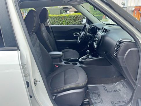 Used 2016 Kia Soul + FWD image 14