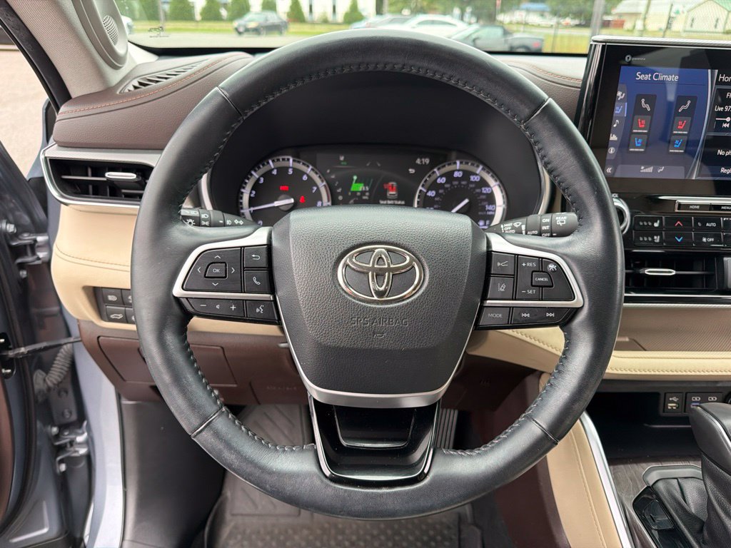Used 2022 Toyota Highlander Platinum AWD/4WD image 16