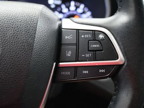 Used 2023 Toyota Highlander XLE AWD/4WD image 10