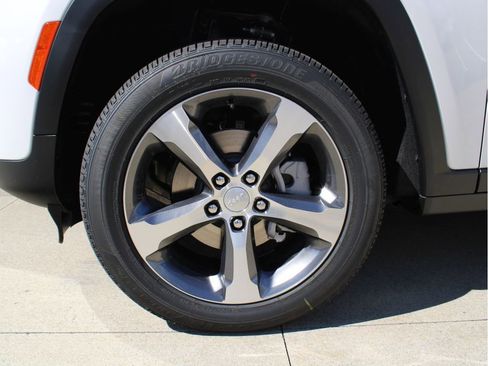 New 2025 Jeep Grand Cherokee Limited image 34