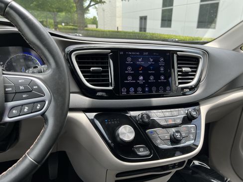 Used 2020 Chrysler Pacifica Touring-L w/ Advanced Safetytec Group FWD image 31