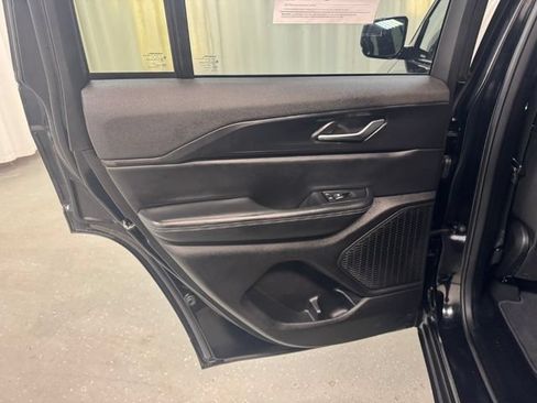 Used 2025 Jeep Grand Cherokee Altitude AWD/4WD image 27