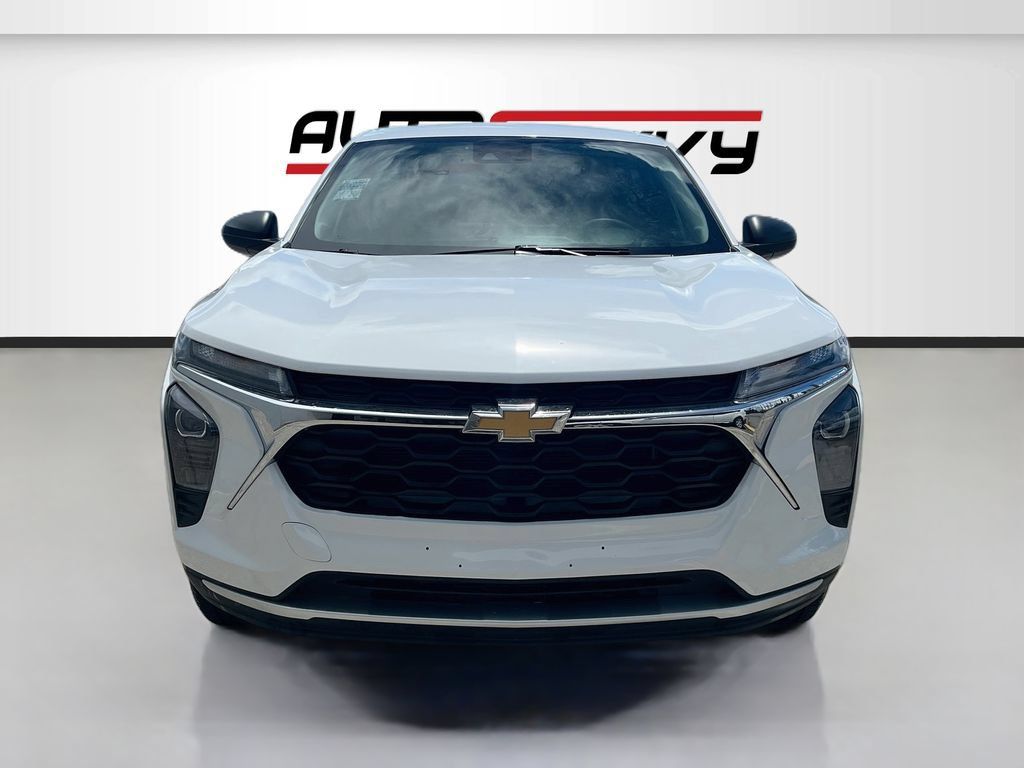 Used 2025 Chevrolet Trax LS w/ Driver Confidence Package FWD image 2