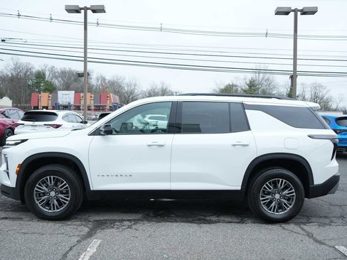 Used 2024 Chevrolet Traverse LT FWD image 3