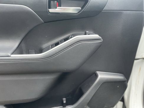 Used 2024 Toyota Highlander AWD image 10