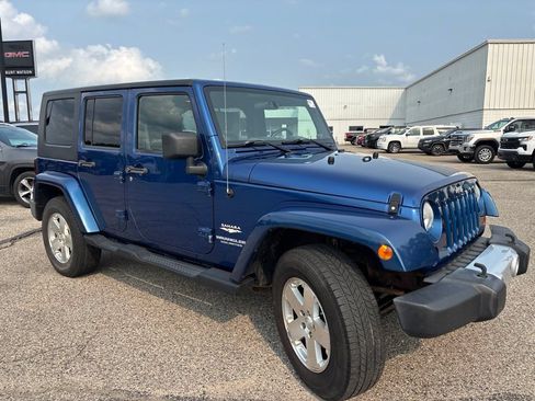 Used 2009 Jeep Wrangler Unlimited Sahara w/ Mopar Leather Group AWD/4WD image 9