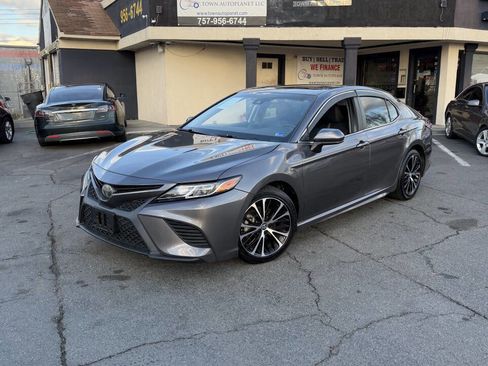 Used 2018 Toyota Camry SE w/ Moonroof Package image 3