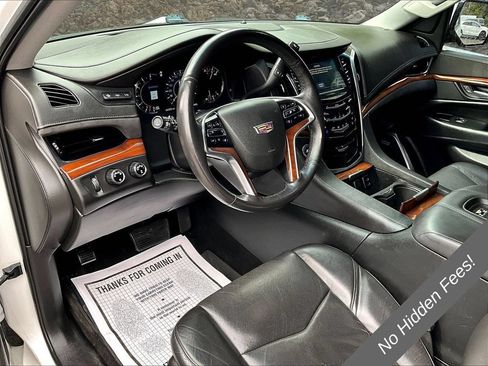 Used 2017 Cadillac Escalade Luxury AWD/4WD image 10