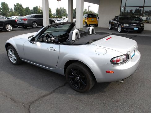 Used 2006 MAZDA MX-5 Miata Touring RWD image 11