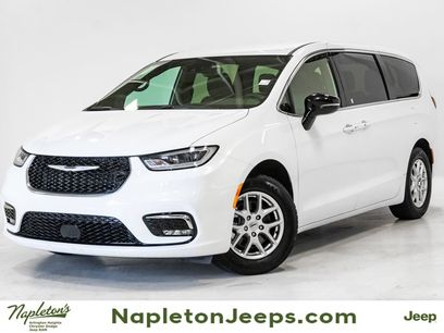 Used 2025 Chrysler Pacifica Select