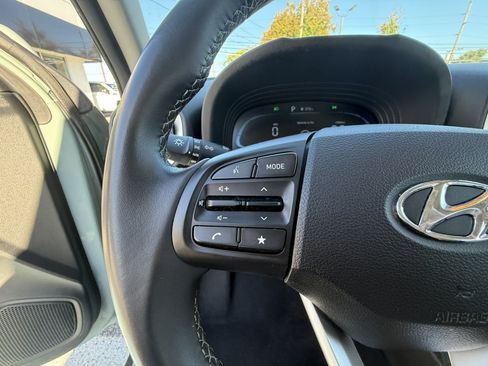 Used 2025 Hyundai Venue SEL FWD image 21