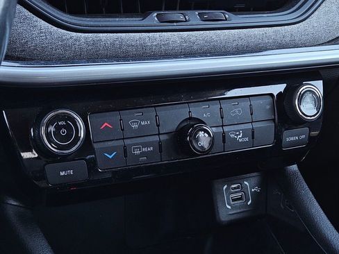 Used 2022 Jeep Compass Latitude image 17