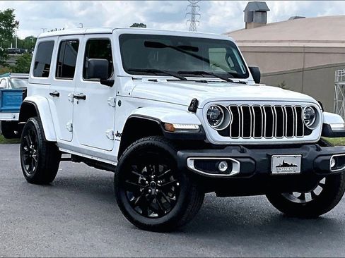 Used 2025 Jeep Wrangler Unlimited Sahara w/ Safety Group AWD/4WD image 36