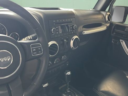 Used 2016 Jeep Wrangler Sahara w/ Connectivity Group AWD/4WD image 18