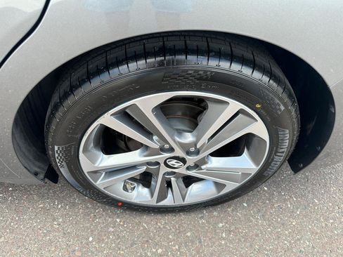 Used 2017 Hyundai Elantra Limited FWD image 31