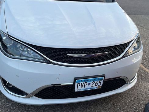 Used 2018 Chrysler Pacifica Limited w/ Tire & Wheel Group FWD image 13