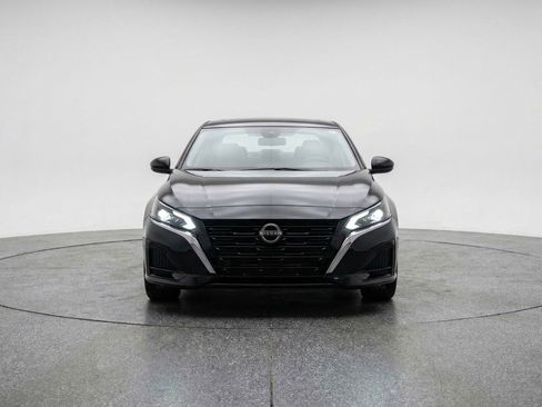 Used 2025 Nissan Altima 2.5 SV FWD image 2