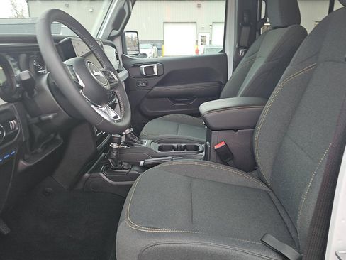 Used 2025 Jeep Wrangler Unlimited Sahara image 7