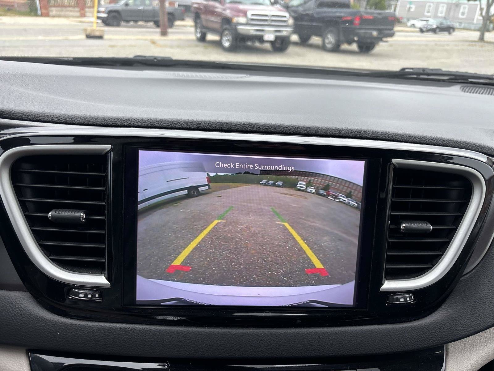Used 2024 Chrysler Pacifica Touring-L FWD image 28
