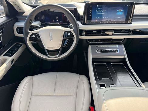 Used 2025 Lincoln Aviator 2WD image 14