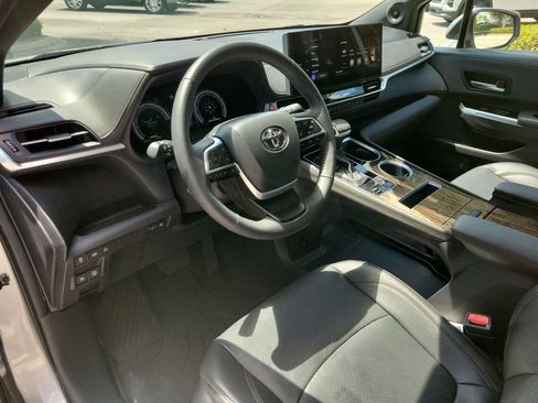 Used 2025 Toyota Sienna Limited AWD/4WD image 17