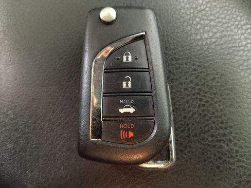 Used 2021 Toyota Camry LE image 32