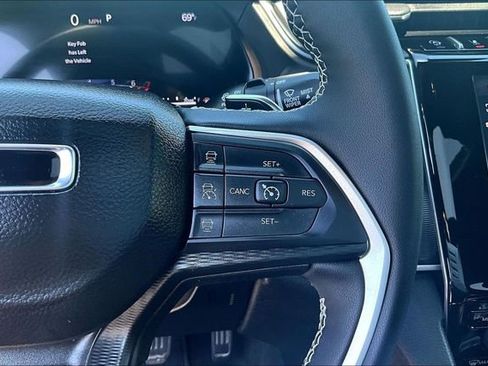 Used 2025 Jeep Grand Cherokee 4WD image 12