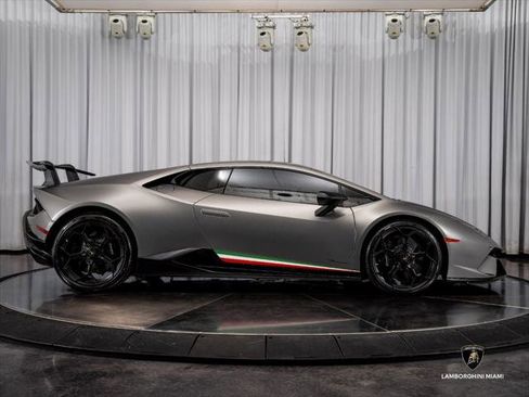 Used 2018 Lamborghini Huracan Performante AWD/4WD image 6