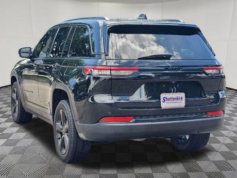 Used 2023 Jeep Grand Cherokee Limited w/ Black Appearance Package AWD/4WD image 8