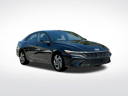 Used 2025 Hyundai Elantra Sport FWD image 13