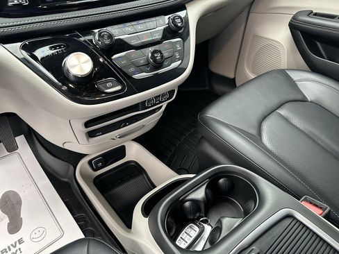 Used 2024 Chrysler Pacifica Touring-L w/ Uconnect Theater Family Group image 15