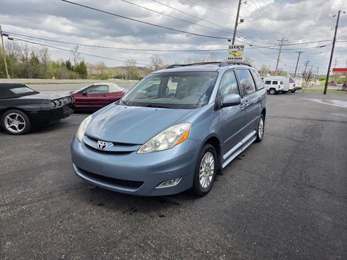 Used 2010 Toyota Sienna image 3