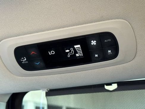 Used 2022 Chrysler Pacifica Touring-L FWD image 44