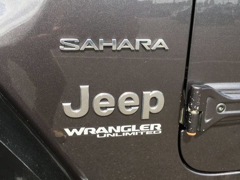 Used 2020 Jeep Wrangler Unlimited Sahara w/ Uconnect 4C Nav & Sound Group AWD/4WD image 4