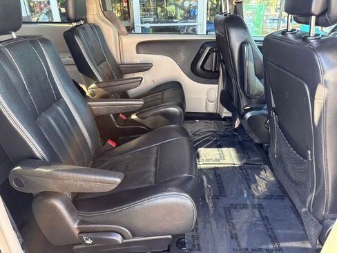 Used 2015 Chrysler Town & Country Touring FWD image 19
