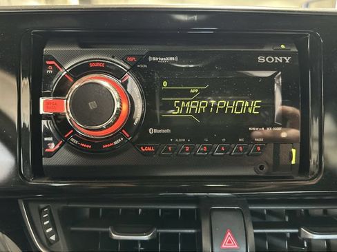 Used 2018 Toyota C-HR XLE FWD image 29