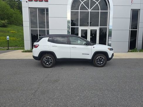 Used 2024 Jeep Compass Trailhawk AWD/4WD image 7