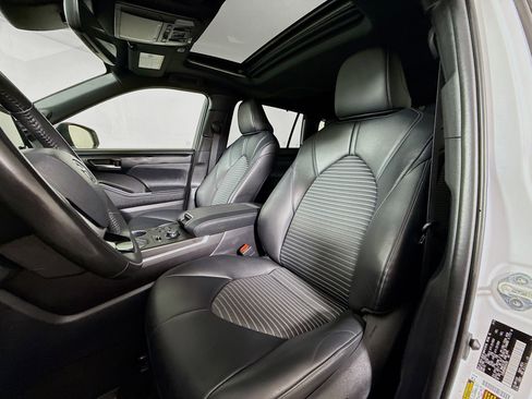 Certified 2024 Toyota Highlander XSE AWD/4WD image 11
