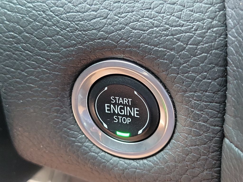 Used 2024 GMC Yukon Denali w/ Advanced Technology Package AWD/4WD image 9