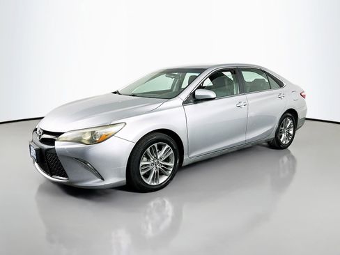 Used 2015 Toyota Camry SE FWD image 3