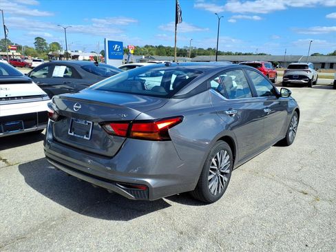 Used 2024 Nissan Altima 2.5 SV image 3