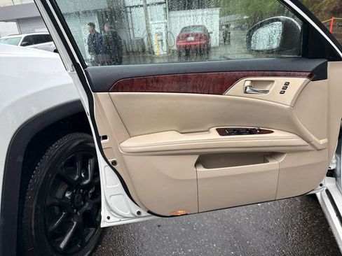 Used 2011 Toyota Avalon Limited image 16