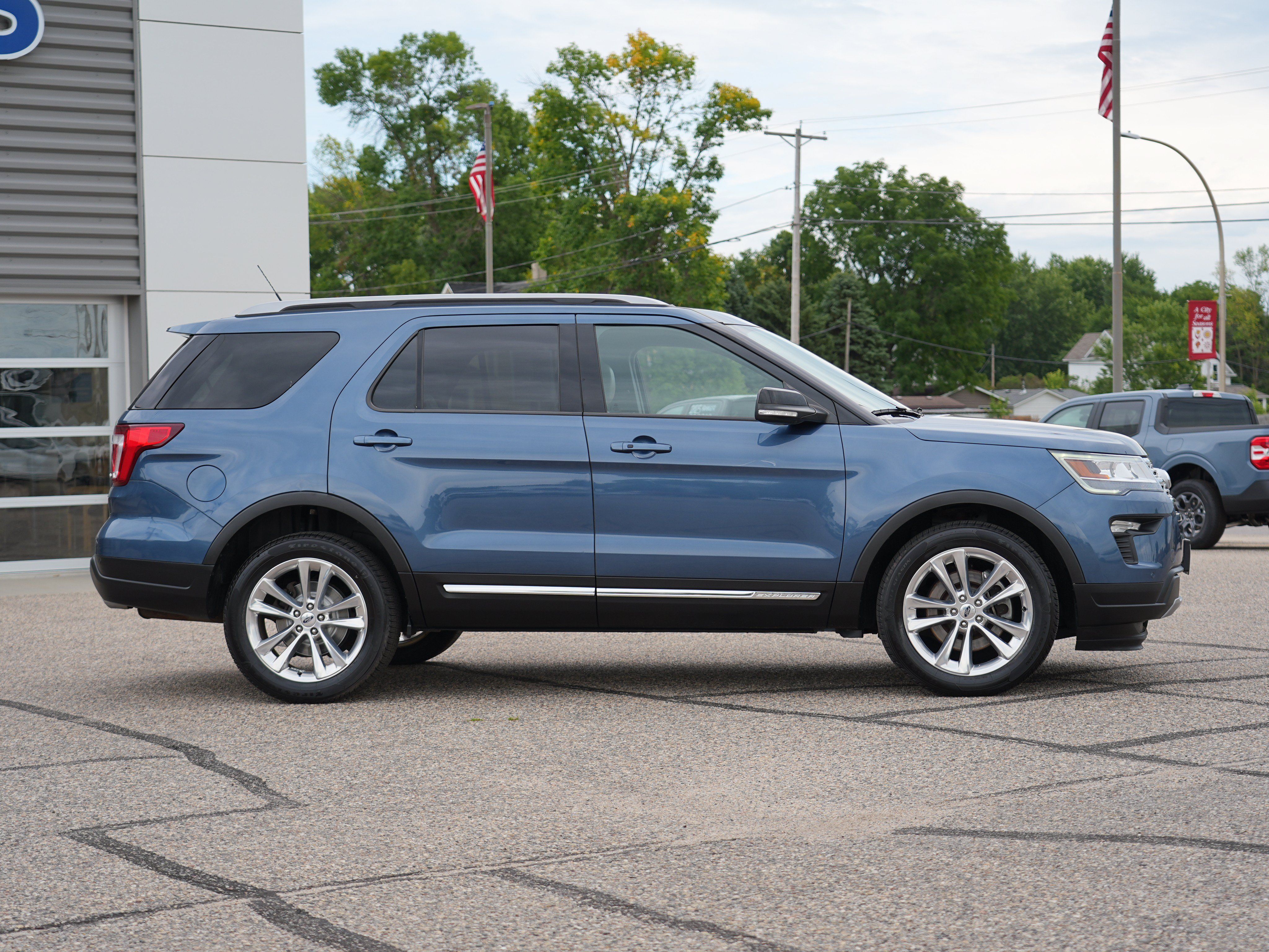 Used 2018 Ford Explorer XLT w/ Equipment Group 202A AWD/4WD image 2
