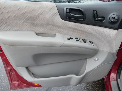 Used 2008 Hyundai Entourage image 11