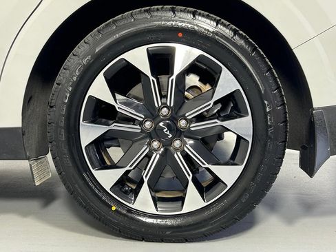 Used 2024 Kia Carnival EX FWD image 39